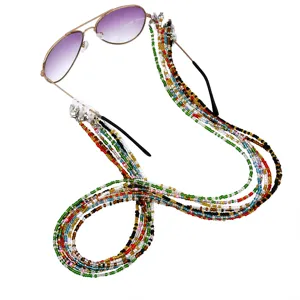 Chaîne de lunettes bohème en perles de rocailles colorées avec des lunettes de soleil
