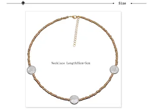 Elegante girocollo con perline d'oro bohémien con tre perle di moneta bianche per le donne