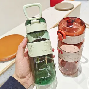 Bottiglia d'acqua sportiva in plastica portatile con coperchio e manico, 650ml per il fitness.