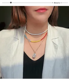 Collana girocollo multistrato bohémien con perla barocca irregolare e perline colorate.
