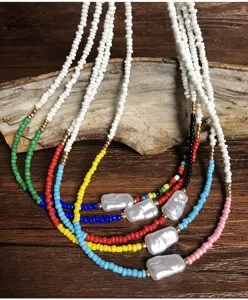 Collana girocollo bohémien con perline colorate e perle barocche irregolari dettaglio.