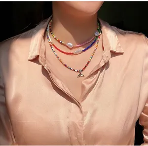Elegante girocollo choker multistrato bohémien con perline colorate e perle barocche.