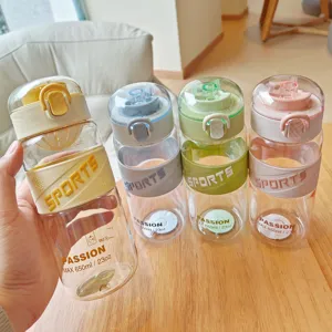 Borraccia sportiva in plastica colorata con coperchio a scatto, tazza portatile 650ml.