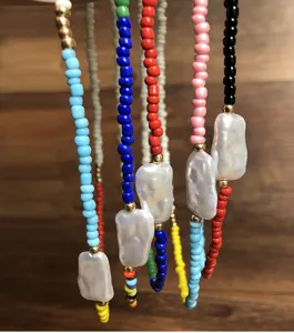 Collana choker con perline colorate boho e perle d'acqua dolce barocche irregolari donna.