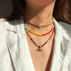 Collana girocollo multistrato di perline colorate con pendente per estate e spiaggia.