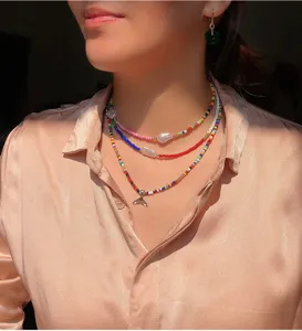 Collana girocollo multistrato con perline colorate e perle barocche stile bohémien.