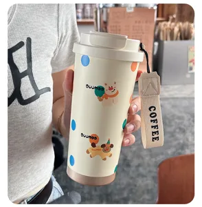 Tragbarer 316 Edelstahl Kaffeebecher mit niedlichem Cartoon-Muster und praktischem Tragegurt.