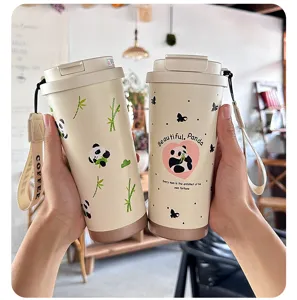 Detailansicht des niedlichen Edelstahl Reisekaffeebechers mit Panda Motiv und Gurt.