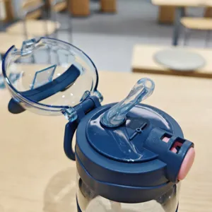 Tragbarer Plastik-Strohhalm-Wasserbecher mit Klappdeckel fuer Kinder und Studenten im Alltag.