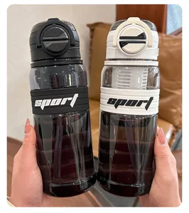 Detailansicht der tragbaren Sport-Wasserflasche mit praktischem Strohhalm und Silikongriff.