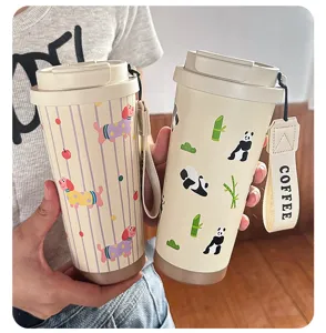 Edelstahl Thermokaffeebecher mit süßem Cartoon-Muster und praktischem Tragegurt.