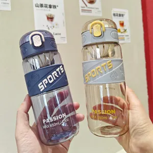 Bottiglia d'acqua sportiva in plastica portatile con coperchio a scatto e capacità di 650 ml.