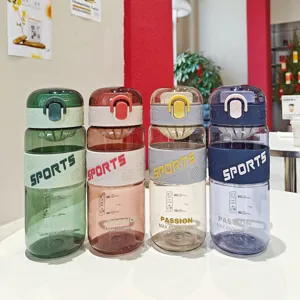 Borraccia sportiva in plastica portatile con tappo a scatto da 650ml per il fitness.