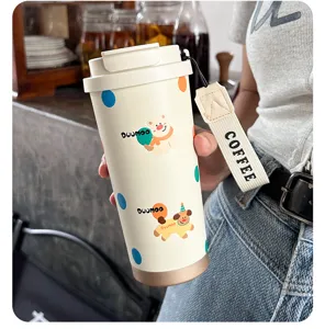 Detailansicht des tragbaren 316 Edelstahl Kaffeebechers mit süßem Muster und Riemen.