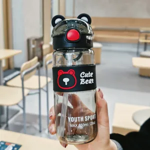 Detailansicht der niedlichen Bären-Trinkflasche mit 650 ml Kapazität und praktischem Design.