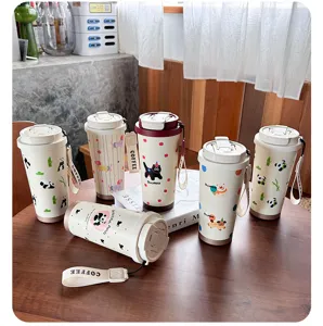 Detailansicht des isolierten 316 Edelstahl-Kaffeebechers mit niedlichen Prints und Doppeldeckel.