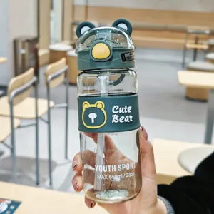 Tragbare Kunststoff-Wasserflasche mit süßem Bärenohrendeckel, Strohhalm und 650ml für Schüler.