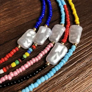 Collana girocollo bohémien con perline di semi colorate e perle barocche irregolari da donna