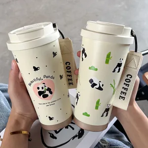 Tragbarer 316 Edelstahl Isolierbecher mit süßem Panda Design und praktischem Trageriemen.