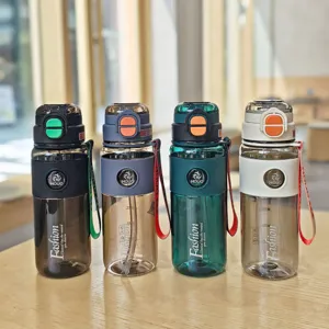 Tragbare Kunststoff-Wasserflasche mit Strohhalm und Tragegurt, großer Sportbecher Fitness.