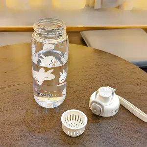 Transparente Kunststoff-Wasserflasche mit niedlichem Hasen-Druck und Tee-Sieb Deckel.