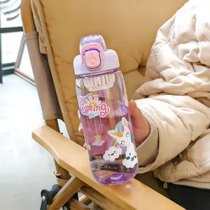 Detailansicht der niedlichen Cartoon-Trinkflasche aus Kunststoff mit Strohhalm und Einhorn.