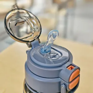 Nahaufnahme des Deckels der Sport Trinkflasche aus Kunststoff mit praktischem Strohhalm.