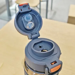 Detailansicht der dichten Sportflasche mit Strohhalmdeckel, langlebiges Kunststoff-Trinkgefäss.
