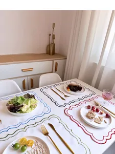 Cremefarbene retro bestickte Tischset Stoff spitze Tischmatte fuer Esszimmer Hochzeit Detailansicht.