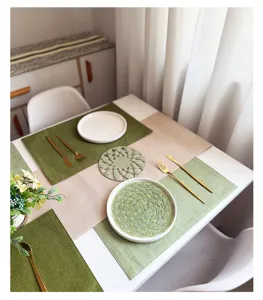 Gedetailleerd overzicht van elegante groene placemats in linnenlook met tafelloper.