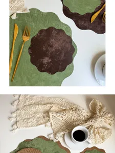 Muntgroene fluwelen lederen placemat met kanten tafelloper, elegante tafeldecoratie voor thuis.