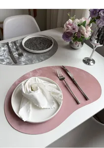 Vue détaillée du set de table en cuir anacarde irrégulier, tapis de table nordique pour déco.