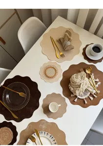 Gedetailleerd overzicht van luxe geschulpte placemats en onderzetters in elegant Frans design.