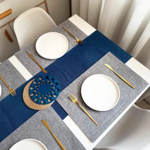 Modern stoffen placemat en tafelloper set, elegante grijze en blauwe eettafel decoratie.