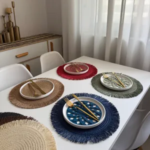 Runde Papier-Geflecht Tischset mit Fransen, stilvolle Tischdeko für Esszimmer und Hitzeschutz.