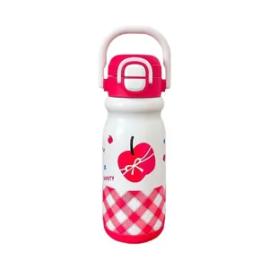 Schöne rosa isolierte Trinkflasche mit 316 Edelstahl Innenseite und praktischem Strohhalm Deckel.