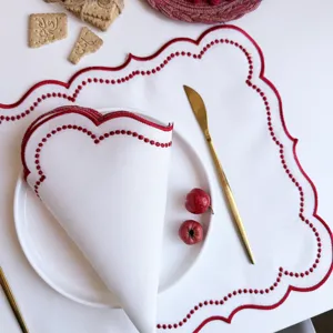 Besticktes Tischset im Retro-Stil, cremefarben, roter Stoff mit Wellenmuster
