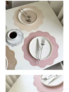 Gedetailleerd overzicht van Franse luxe gelobde lederen placemats met borden en bestek.