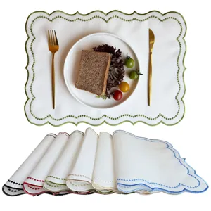 Cremefarbene Vintage bestickte Tischset mit Wellenkante für Esszimmertisch Dekoration.