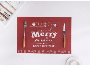 Gedetailleerd overzicht van een rode PVC kerst placemat met feestelijke opdruk voor tafeldecoratie.