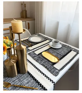 Tovaglietta con nappe in cotone e lino runner da tavola nordico a righe isolante