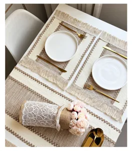 Set da tavola in lino e cotone con nappe stile country runner a righe isolante