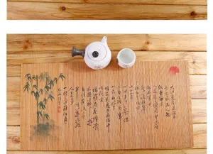 Set di tappetini da tè in bambù Zen cinese con calligrafia e teiera in ceramica.