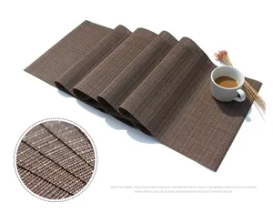 Primo piano del runner da tavola marrone moderno minimalista con fine trama di tessitura.