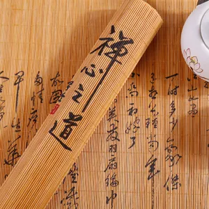 Tavola da tè in bambù stile zen cinese con stampa calligrafica per cerimonia del tè.