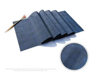 Moderno e minimalista runner da tavola in PVC blu intrecciato, impermeabile e termoisolante.