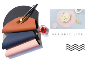 Gedetailleerd overzicht van de lederen placemat dubbelzijdig halfcirkelontwerp met bestek en decor.