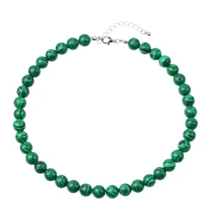 Collana di perle in malachite verde retrò europea con chiusura e catena di estensione.