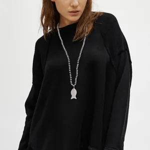 Collana lunga con perline e ciondolo a forma di pesce in agata di cristallo fatta a mano.