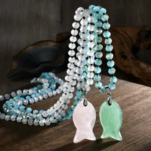 Collana lunga di perle in pietra preziosa di cristallo con ciondolo a forma di pesce.